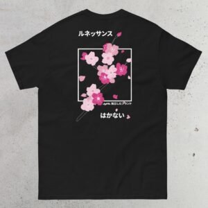 T-shirt noir avec illustrations de branche de Sakura rose et d'écritures en japonais sur le dos.
