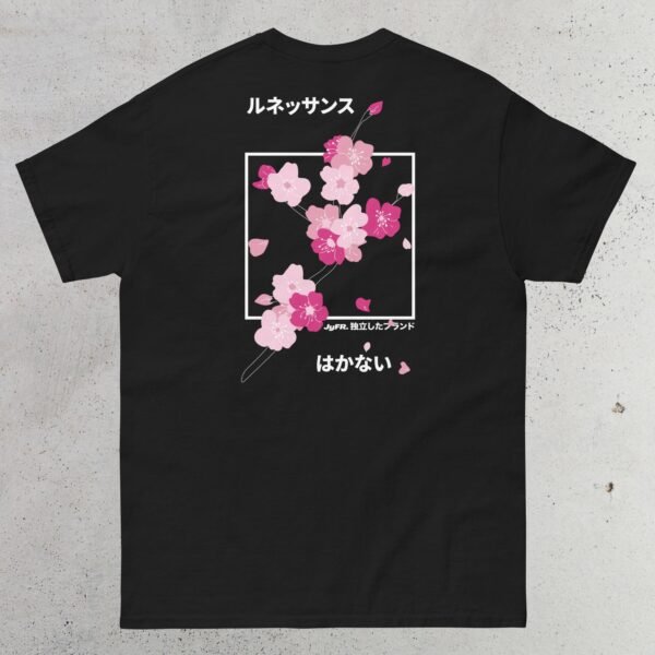T-shirt noir avec illustrations de branche de Sakura rose et d'écritures en japonais sur le dos.
